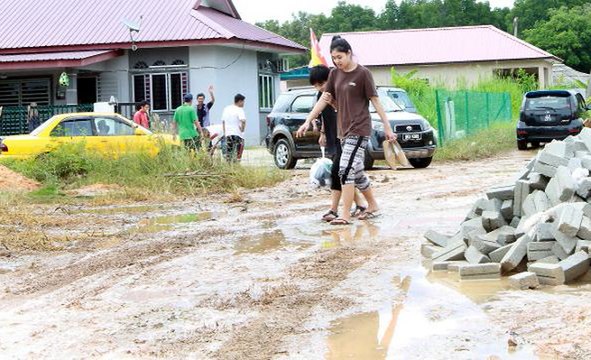 Over 300 people evacuated in Selangor due to high tide phenomenon