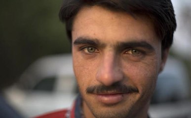 Pakistan's hot tea vendor becomes overnight star