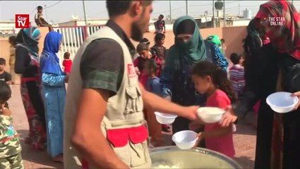 Video herunterladen: Thousands flee Mosul fighting