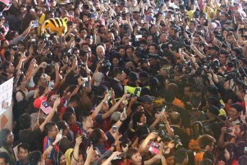 Heroes' return: Supporters thank Olympic medallists for a good fight