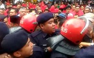 Umno Youth members and Ali Tinju protest at DAP HQ