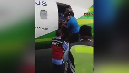 Biletsiz uçağa binen kişi yaka paça dışarı atıldı