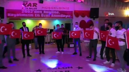 Gelin, damat ve arkadaşları tüyleri diken diken etti