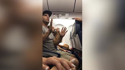 Video herunterladen: Delta apologises for forcing family off flight