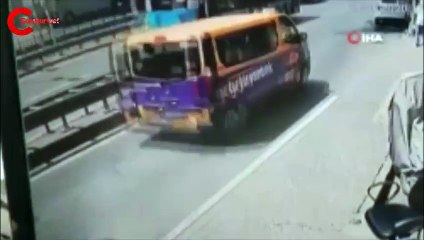 Cep telefonunu konuştuğu esnada kulağından çaldılar