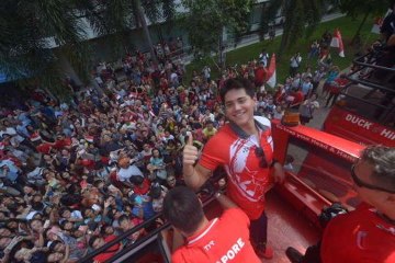 Schooling's homecoming ends with victory parade