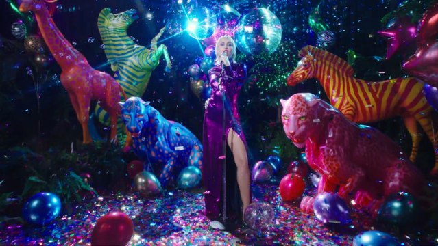 Miley Cyrus estrena 'Midnight Sky' entre rumores de ruptura con Cody Simpson