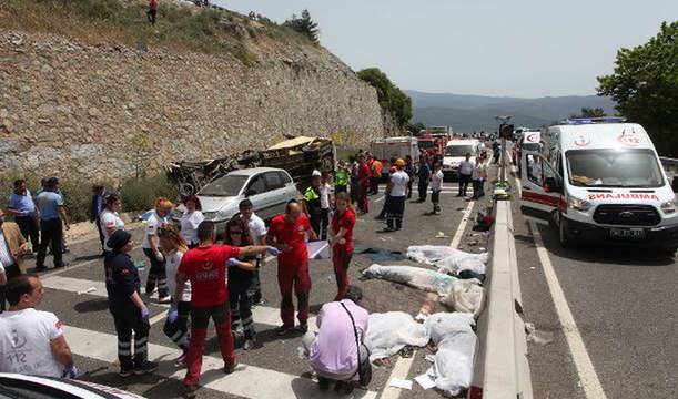Tourist bus crash kills 20 in Turkey