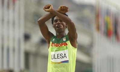 Video herunterladen: Ethiopian runner stays put in Rio after protest antics