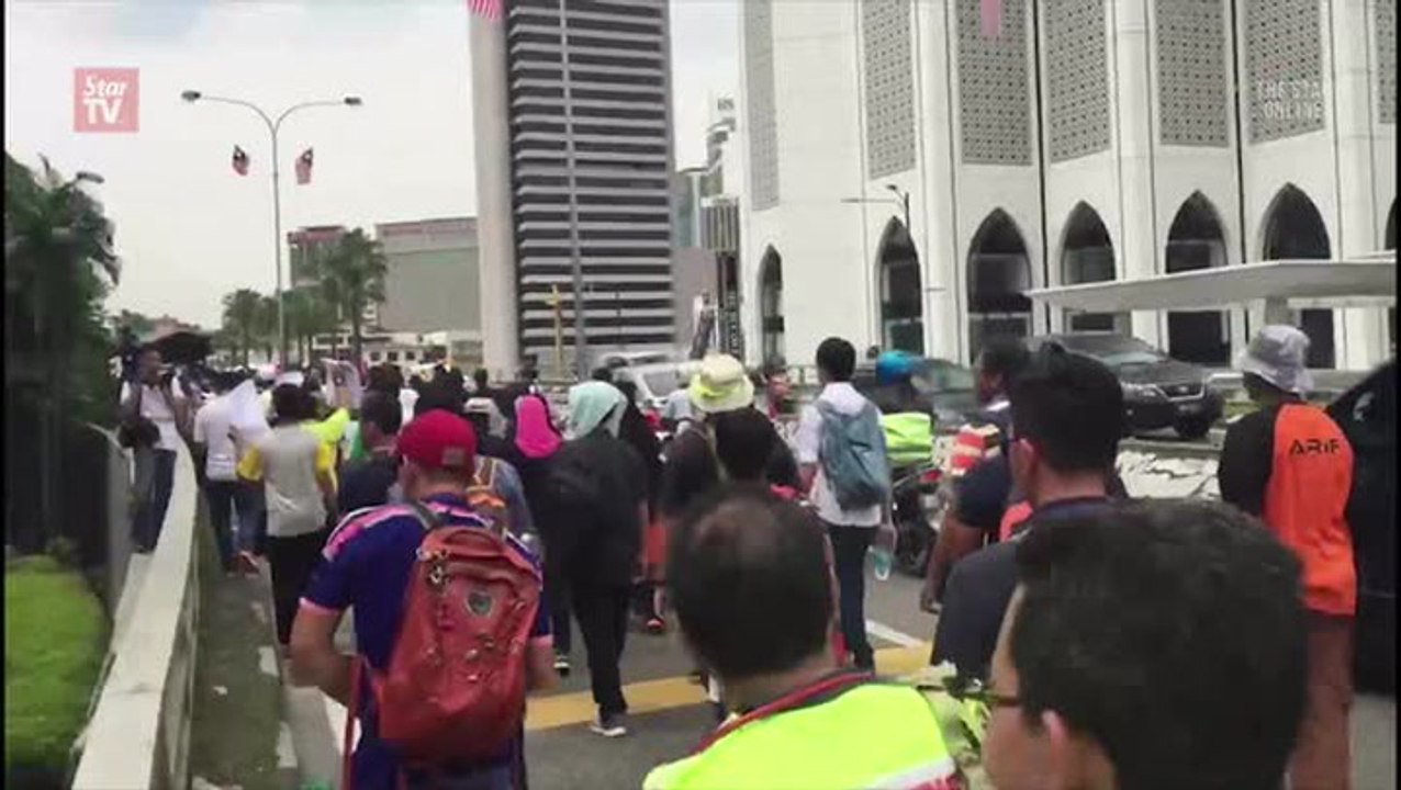 #TangkapMO1 rally: Rally-goers stop near Dataran Merdeka after march from Sogo and Masjid Negara