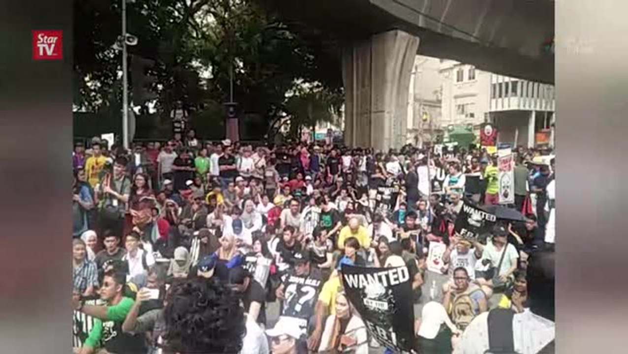 #TangkapMO1 rally: Protesters block traffic as Dataran Merdeka remains barricaded by police