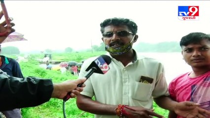 Bodeli causeway washed away by rain water, farmers put life at risk to cross river _ Chhota Udaipur