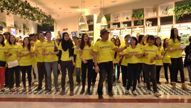 Merdeka flash choir draws crowds at KLCC