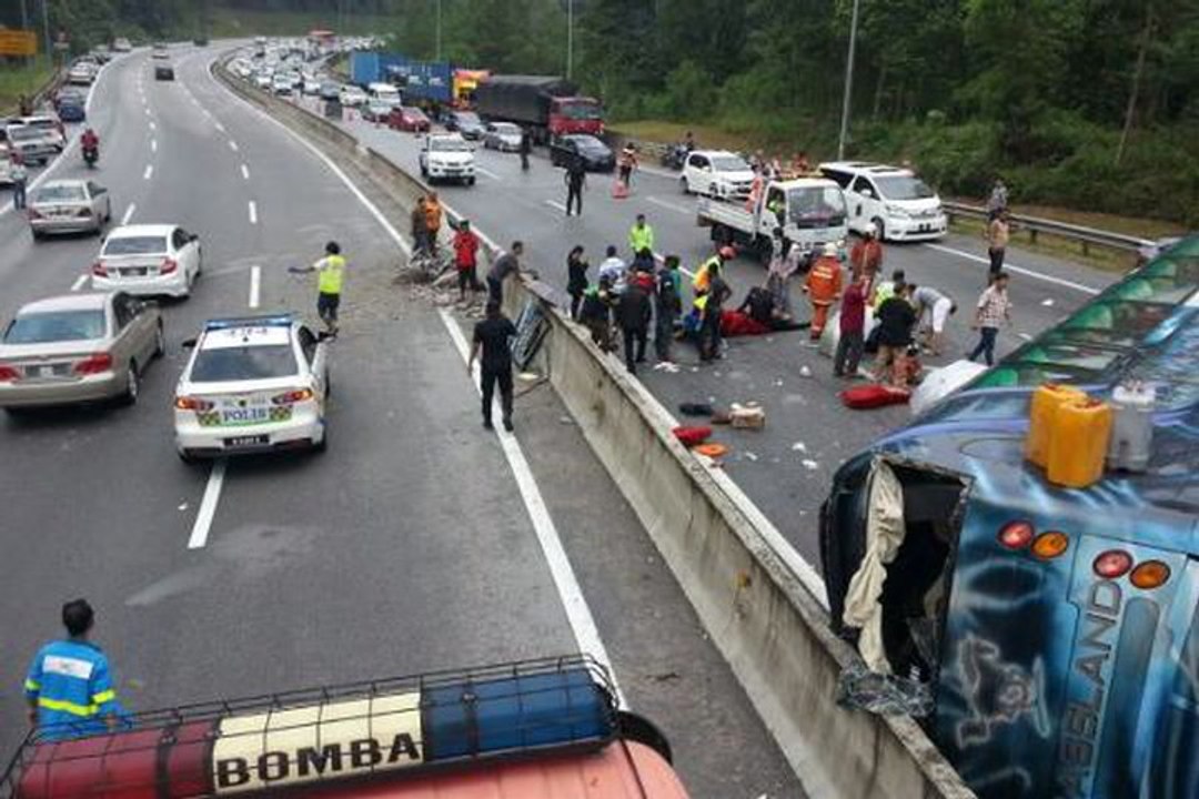 At least 10 injured in major accident on Karak highway