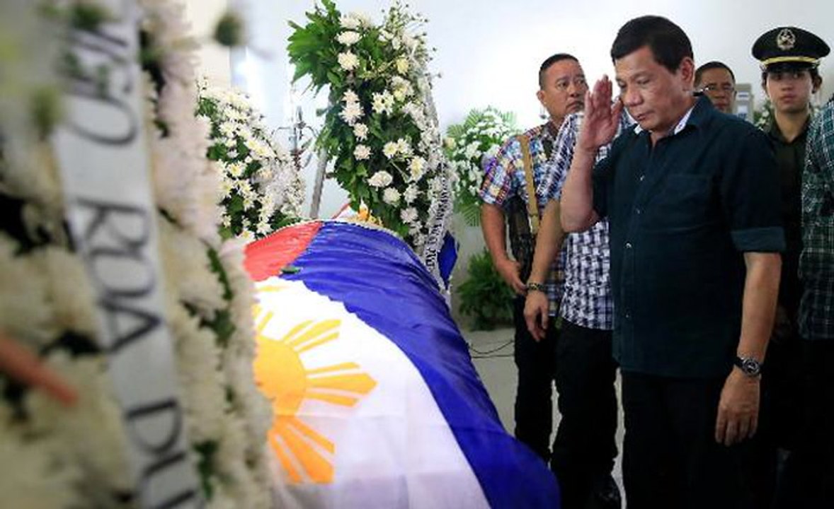 Philippine president urges IS-linked rebels to stop siege and start talks