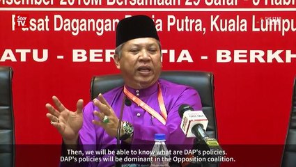 Video herunterladen: Annuar says Umno merely explains the situation about voters' choice between DAP and Umno