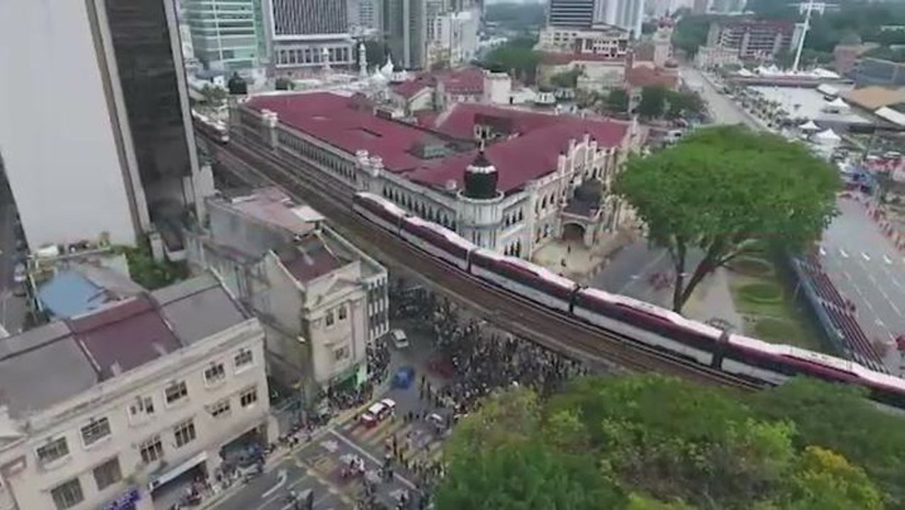#TangkapMO1 rally: Bird’s eye view of crowd gathered at intersection near Sultan Abdul Samad buildin