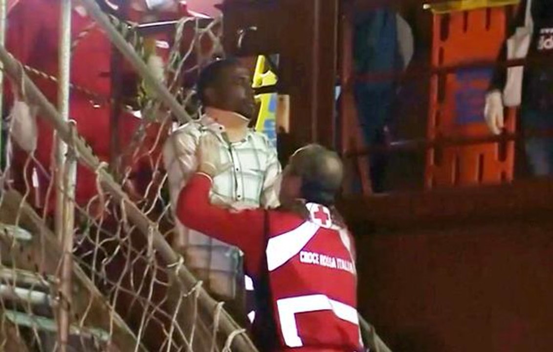 Migrant shipwreck survivors arrive in Sicily