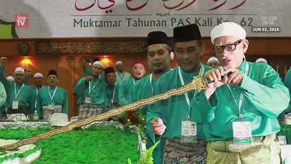 Tun M pokes fun at PAS' keris antics
