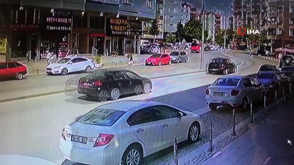 Tansiyonu düşen sürücü refüjdeki elektrik direğine çarptı...Kaza anı kamerada
