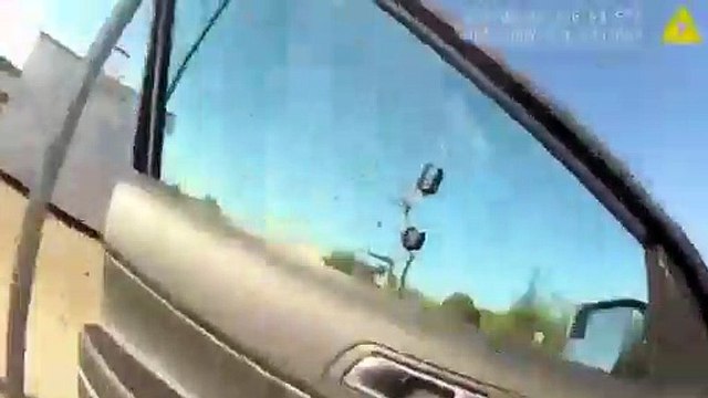 États-Unis: Une policière américaine sauve de justesse un homme en fauteuil roulant coincé à un passage à niveau - VIDEO