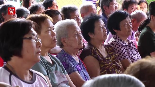 Liow brings CNY cheer to people in Bentong