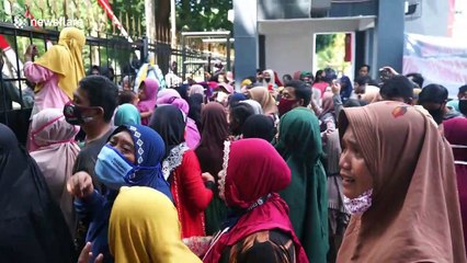 Anti-mining protesters attempt to storm gates of governor's office in Indonesia