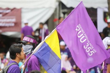 RUU355: Crowd moves from Masjid Jamek to Padang Merbok