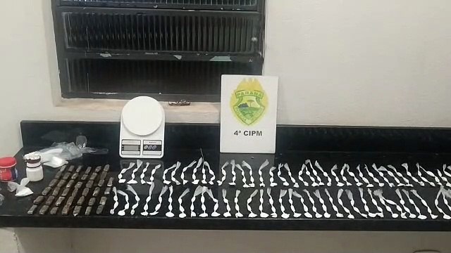 Após denúncia, PM apreende 257 buchas de cocaína e 40 porções de maconha