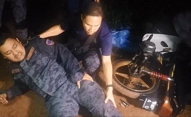 Drug addicts ram into immigration officer