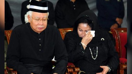 Najib and wife visit grave of Tuanku Abdul Halim