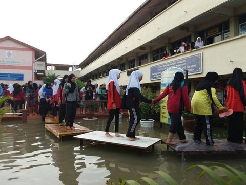 SPM candidates brave floodwaters in Sungai Dua