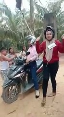 Elles traversent une rivière sans pont à moto