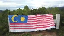 Youths drape giant Jalur Gemilang over iconic 'Ipoh' sign