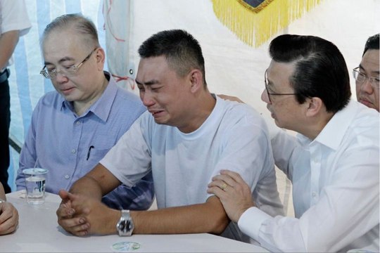 MCA party leaders pay last respects to Lim Swee Bok's family