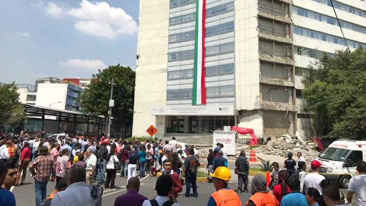 Dramatic collapse of government  building during Mexico quake