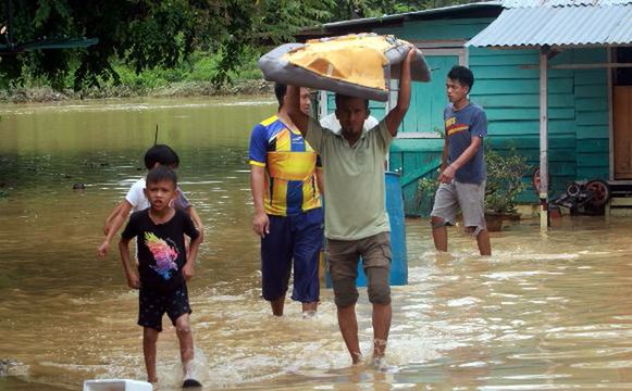 Over 100 people evacuated after flash floods in Melaka