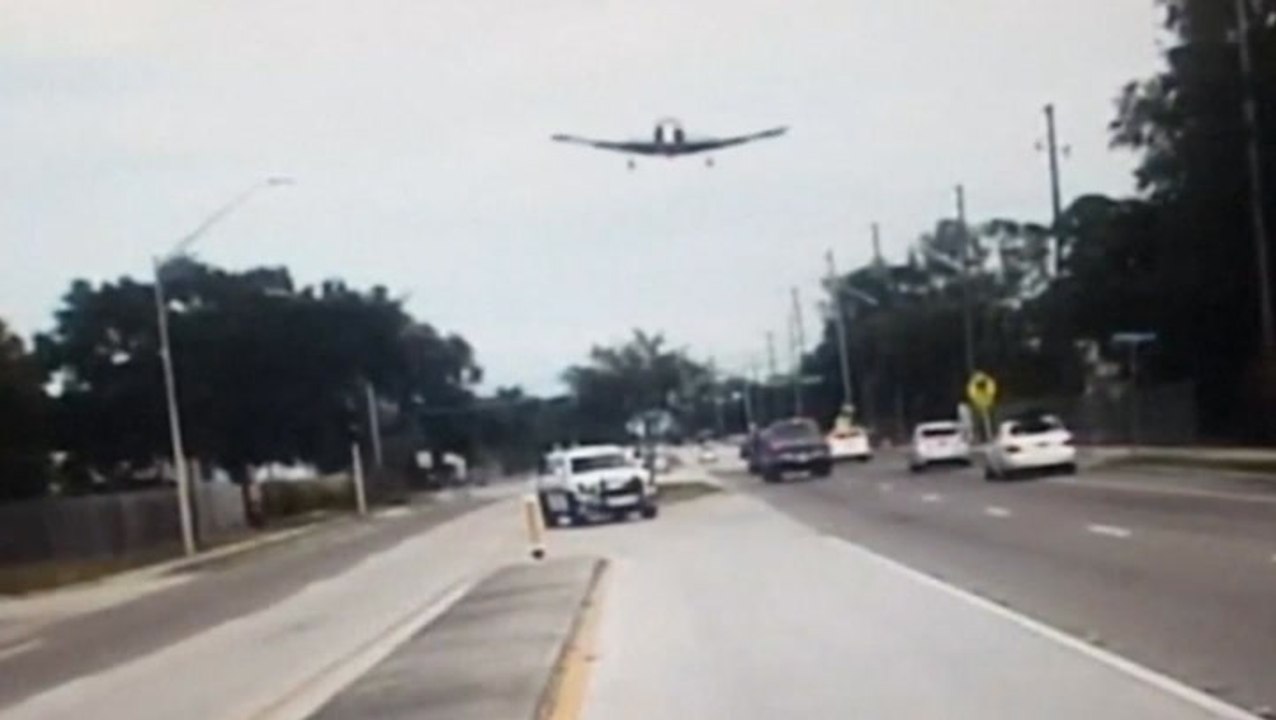 Small plane makes emergency crash landing on bu...