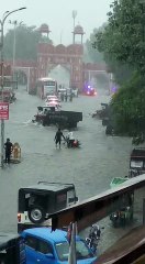 जयपुर: पानी जमा होने के चलते जोरावर सिंह गेट में फंसी कांग्रेस विधायकों की बस