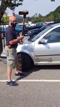 Il a cassé la vitre de la voiture pour sauver le chien