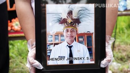 Petugas mengusung peti jenazah anggota KPU Yakuhimo, Papua almarhum Hendry Jovinski saat proses pemakaman di Rewulu Wetan, Sidokarto, Godean, Sleman, Yogyakarta.