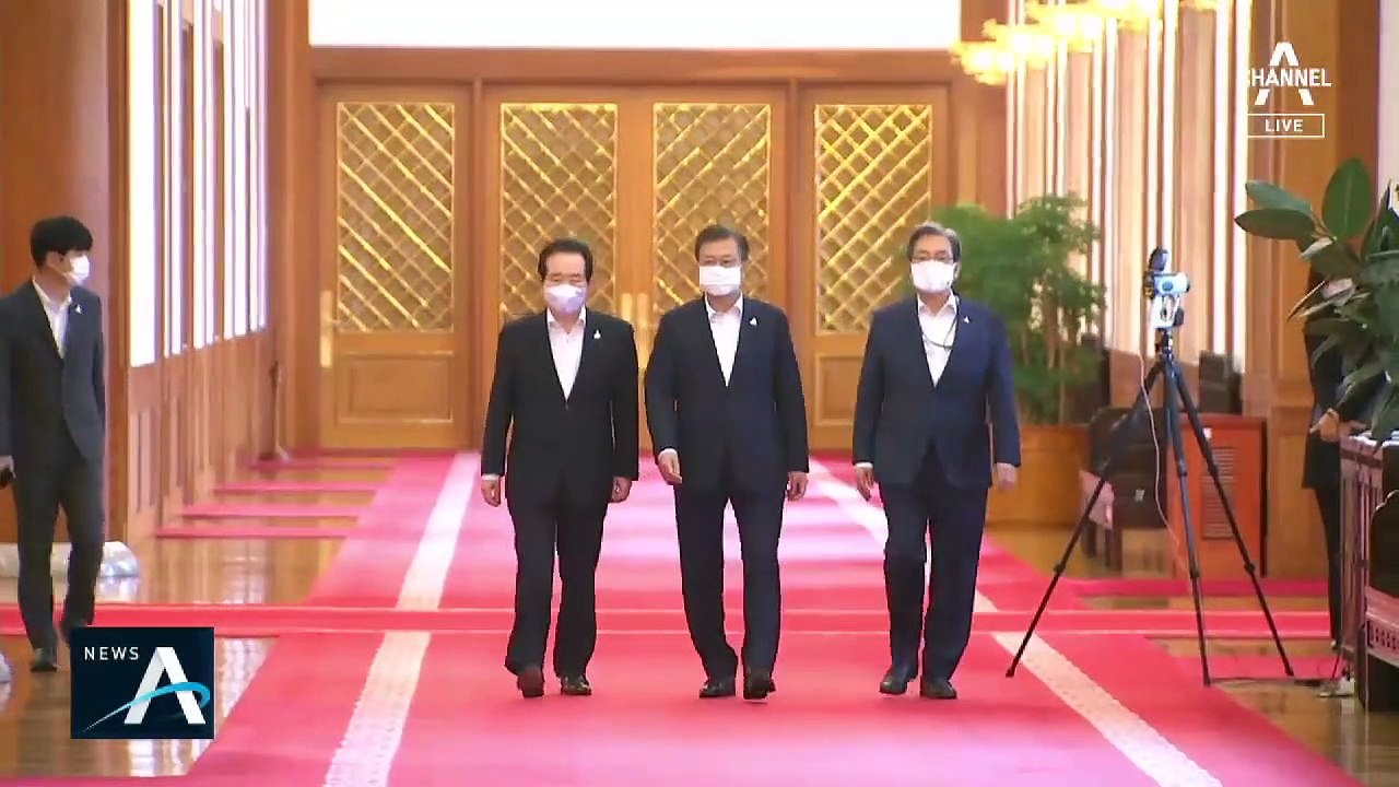 문 대통령 지지율 취임 후 최저…“정책 기조는 그대로”