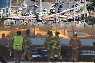 Descargar video: Desperate search for survivors after Florida bridge collapses