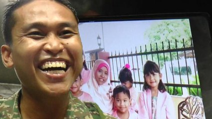 Soldiers on duty receive comfort during Raya