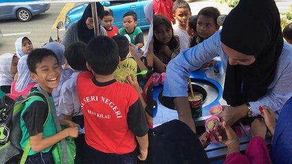 Video of beautiful ice cream seller goes viral