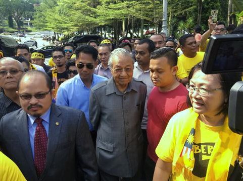 Redelineation protest: Bersih supporters, opposition leaders gather at Tugu Negara