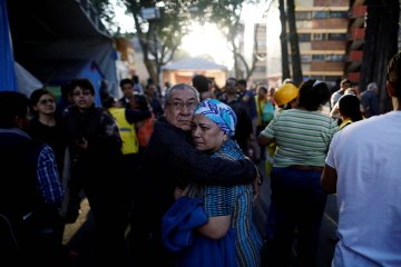 Powerful 7.2 quake rocks buildings in Mexico