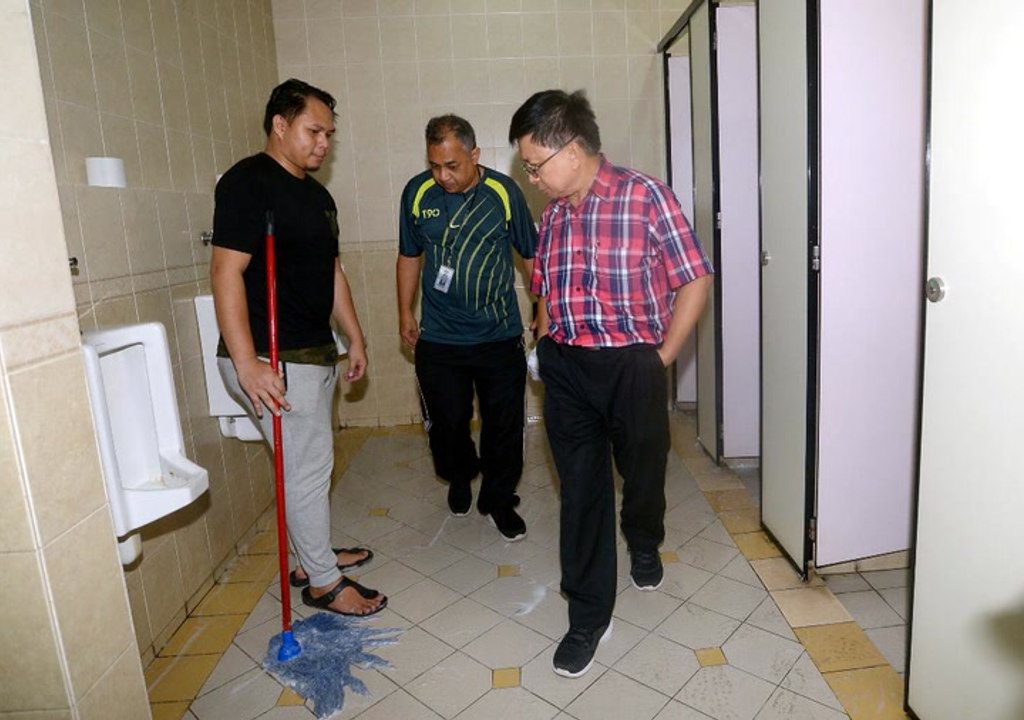 Judges and staff  dis-odour court complex