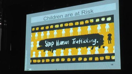 Video herunterladen: Airline's fight against human trafficking