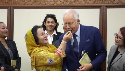 Najib celebrates birthday with supporters at Parliament lobby